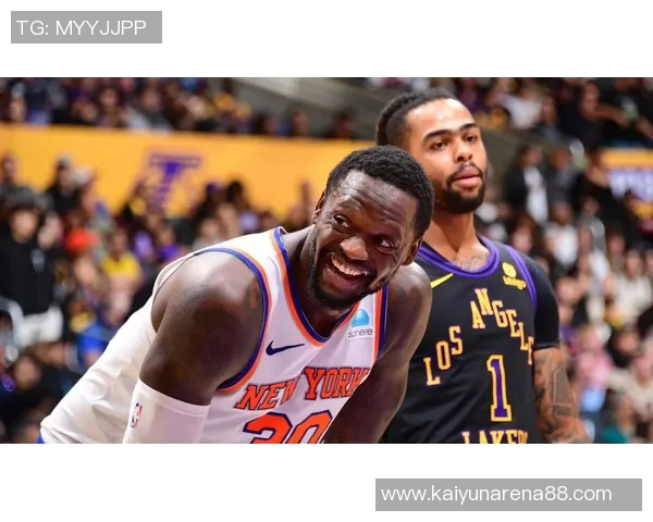 兰德尔半场表现抢眼9中5砍下15分9篮板10助攻接近三双成球队关键力量